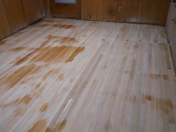 600px-CleaningHardwoodBeforeUrethaneFinish.jpg